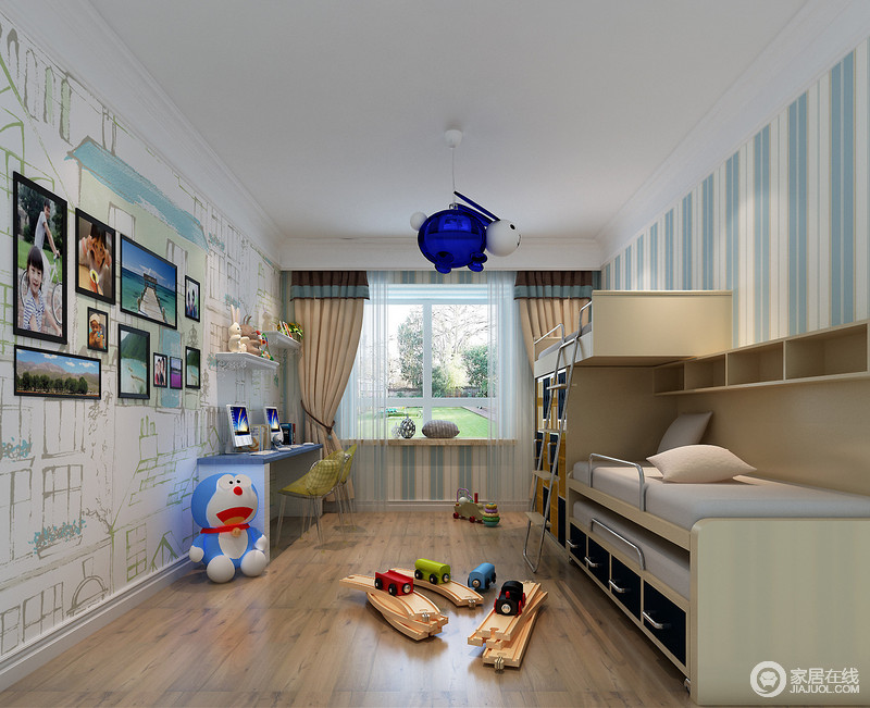 设计师通过白蓝条纹壁纸和彩绘风景图来增强空间的童趣，原木双层床颇为实用；动物吊灯和地面上的玩具组合成一个童真的空间。