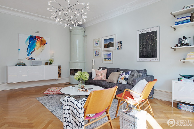 宽阔明亮的客厅，色彩斑斓的颜色
