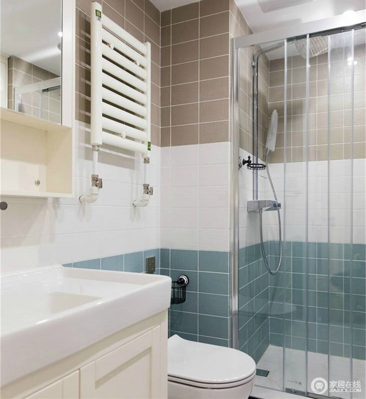 卫生间里墙面上的咖色、白色和蓝色的砖墙拼接出丰富的层次，干湿区域通过玻璃隔断分离，透明的玻璃并不影响空间的通透性，所以相对狭小的卫浴空间并不显局促。