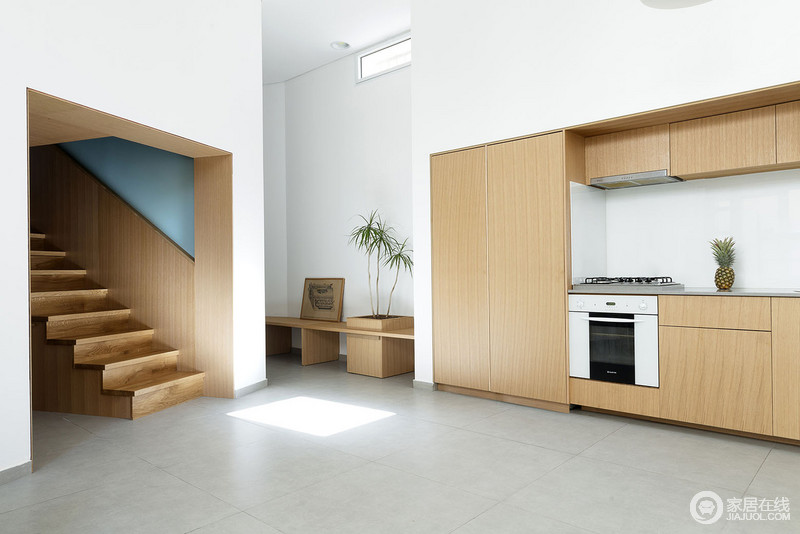 厨房与楼梯的角落处放置绿植，日式的回归自然，贴近自然的表现。