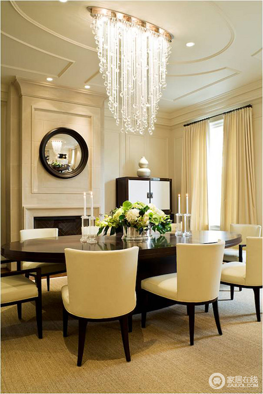餐厅布置得十分得宜，每一件家具都巧妙地发挥其功能与美观性，让温和的色彩也别有趣味。水晶流苏灯晶莹中创造出现代的高贵。