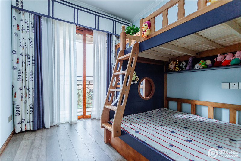 儿童房以蓝与白为主调，让儿童房不是纯净与优雅，白色的纱幔与蓝色双层支架床从实用上出发，以轻盈的设计，营造舒适、简单的环境。