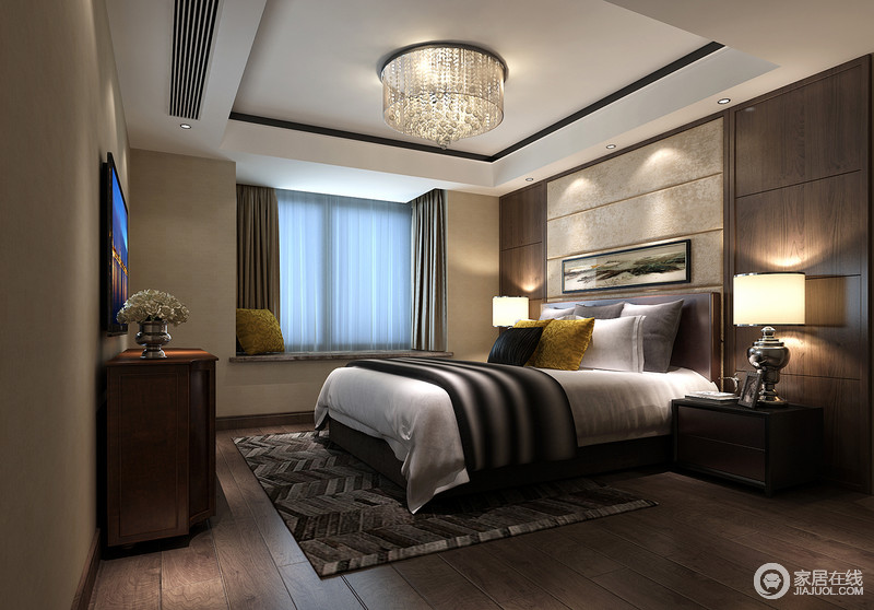 卧室墙面大面积使用驼色的壁纸营造空间的温暖质感，床头区域则采用深褐色实木拼接条纹软包，与地板材质呼应，形成视觉上的延展。低调的空间里床品的浅色系带来几分明快。