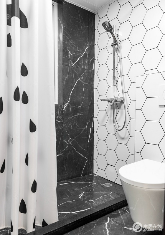 浴室同样也是延续了房屋的风格，六边形拼贴而成的墙砖富有几何形的美感，奶牛色的浴帘好看耐用，灰色花纹的瓷砖方便收拾，一切都让人方便且舒适。