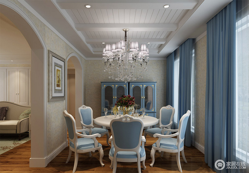 净雅的天蓝色纯净的游走在餐椅上、酒柜上和窗帘上，带来室内清爽的气质。在白色的点缀下，仿佛有大海般的悠谧更有圣托里尼般的浪漫和优雅。