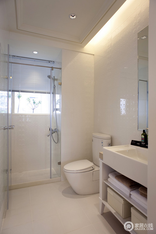 卫生间以米白色瓷砖围筑，从墙面到地面围筑出洁净、温和感，却以硬朗的质感让空间透亮；浅浅地用色更为平静，再加上干湿分区，米色盥洗柜的组合，极富舒适、实用性。