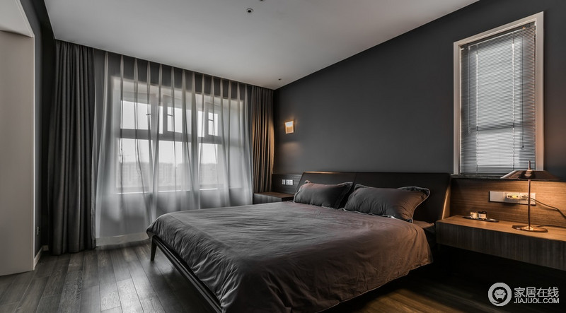 主卧室整体较暗的色调加上点光源的局部照明，对于休息的空间无需太过明亮，就会让人生活得更为舒适；深灰色基调的空间搭配灰色纱幔，会更为雅静。