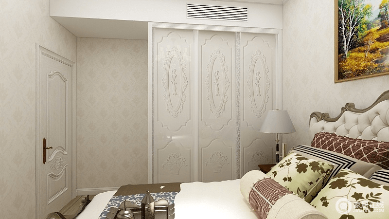 卧室设计了白色的顶天衣柜，饰以雕花面，展现出优雅质感，与墙面铺贴的花纹壁纸相映成辉，显得典雅大方。