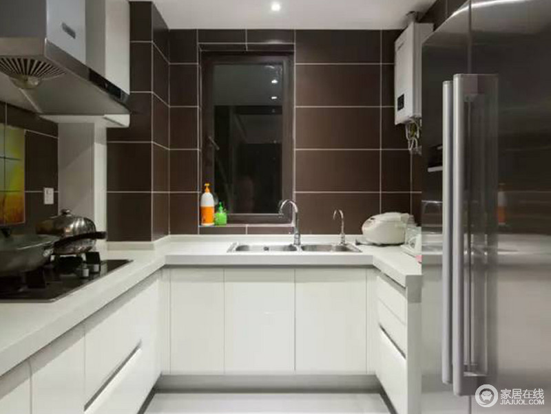 厨房以功能设计为向导，通过简化和装饰空间的线条，让你感受到设计对生活质感的影响；咖色砖石的稳重与白色橱柜的纯净形成对比，却以美观与实用，调和出生活空间的简单之美。
