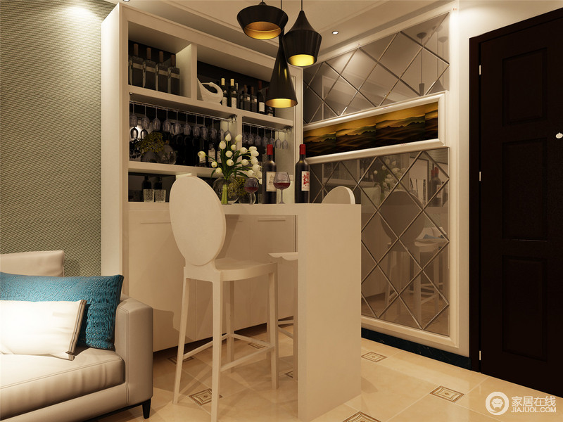开放式的空间增加了空间的互动性和连贯性，设计师将角落设置为吧台，专供休闲之用；白色吧台与酒柜简约而色彩清雅，与黑色黄铜吊灯形成对比，个性的模样就是最吸引人的设计。