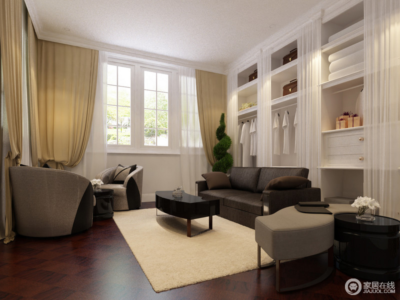 这个休闲室以红木地板和驼黄色窗帘表现色彩对空间的感染力，白色衣帽柜的设计让生活更富品质；灰色墩椅与咖色沙发以深色表现沉稳，与黑色造型个性的边几体现着庄重，让灰雅透着另类的现代感。
