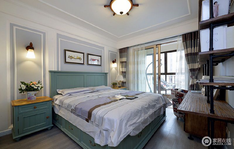 蓝色的床头与床头柜是环保代表。与浅灰色的墙面构成一种和谐。