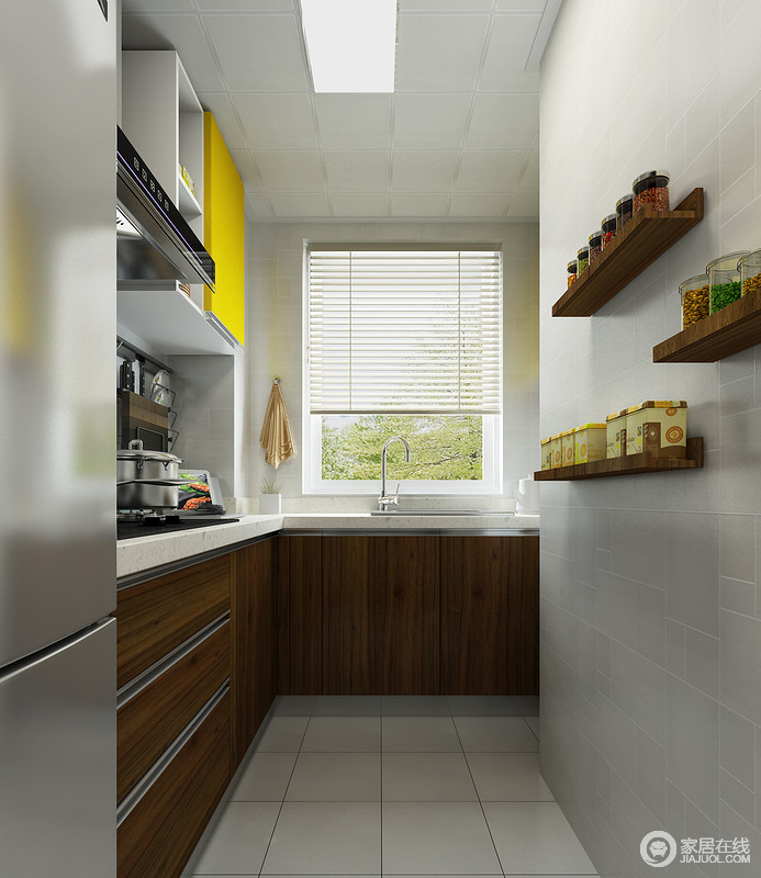 厨房L型的设计，让操作更为分明，洗菜区和烹饪区各自为政，避免了拥挤；褐色橱柜搭配白色台面，对比之中更显利落，黄色吊柜与实木悬挂架以简单成就实用，提升了空间的利用率。