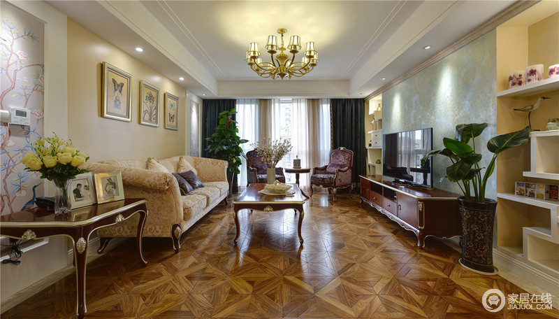 客厅另一个角度，选择上也是围绕着新古典，温馨舒适。