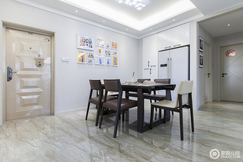 现代室内家具、灯具和陈列品的选型要服从整体空间的设计主题。灯光设计的开展方向主要一种是依据功用细分为照明灯光、背景灯光和艺术灯光三类，不同居室灯光效果应为这三品种型的有机组合