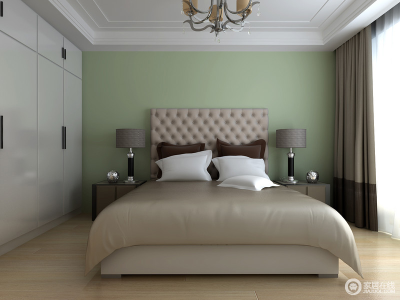 卧室以舒适和稳重为基调，所以设计师在设计时便以灰驼色的床品和窗帘为陪衬，将沉稳的气息留在空间；而绿色背景墙带着自然的活力渲染清逸，令空间多了份舒适感。