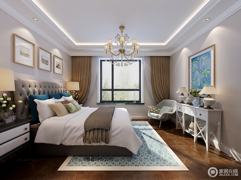 卧室以中性调为主，致力于打造一个包容性的空间；利用色彩的对应竭力塑造对称形式对空间的作用；黄褐色地板与窗帘、白色新古典边柜与床品、绿色单人椅与蓝色几何地毯以及艺术画都赋予了激情。