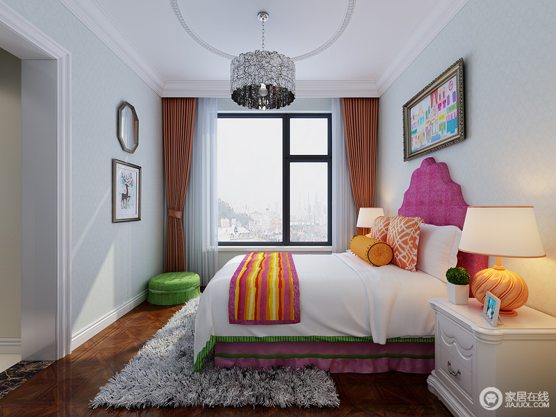 卧室中浅色壁纸较为轻盈，粉色双人床裹挟着白色床品及橙色靠垫，甜美中不减热情，青绿色坐墩更将自然的新鲜与清新落置与空间，这个清浅的空间，让人感受到轻快带来的舒适。