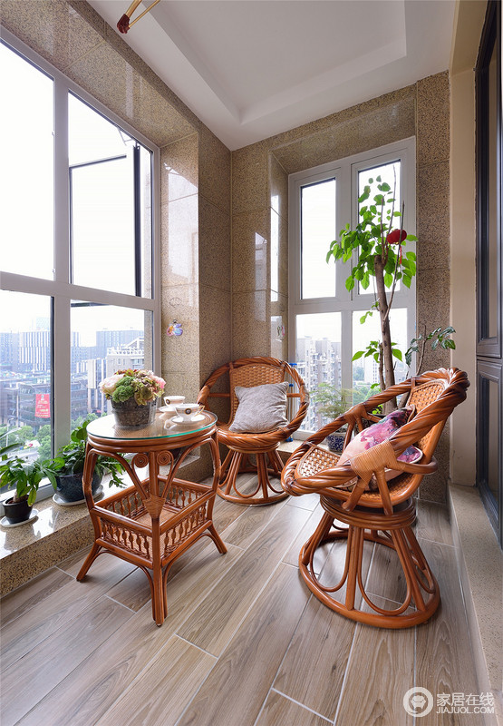 阳台家居的选择也延续了新古典风格，高贵又典雅。