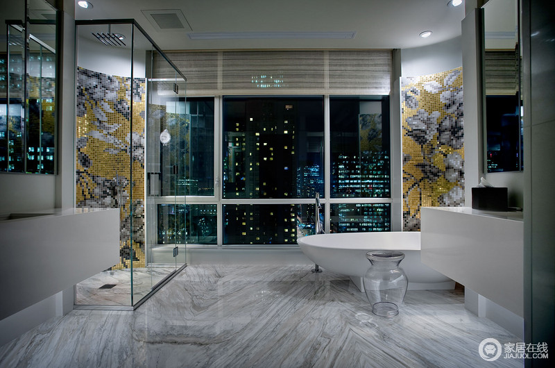 卫浴空间完美诠释了都市摩登范儿，华丽复古的马赛克花卉装饰在玻璃材质的营造下，极富时尚造型感；灰色纹理地板光泽润洁，与白色的盥洗台和简约浴缸，相得益彰。