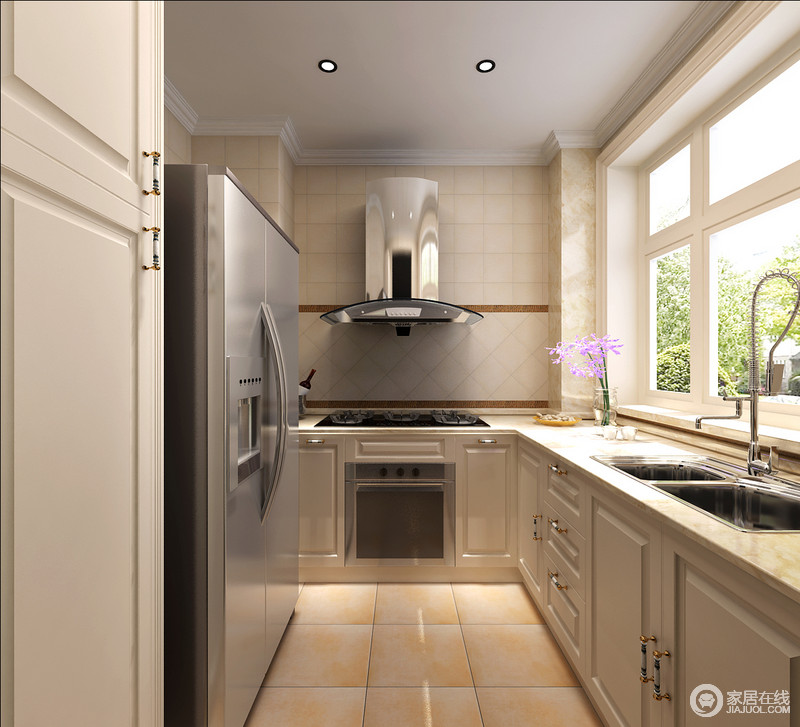 U型的厨房空间，设计师以L型橱柜搭配大件家电的形式，既能保证空间丰富的存储功能，又合理的利用空间，水槽与灶台之间留出合适的操作台面积。铺贴的墙、地砖分别以正格和菱格方式展现，避免单