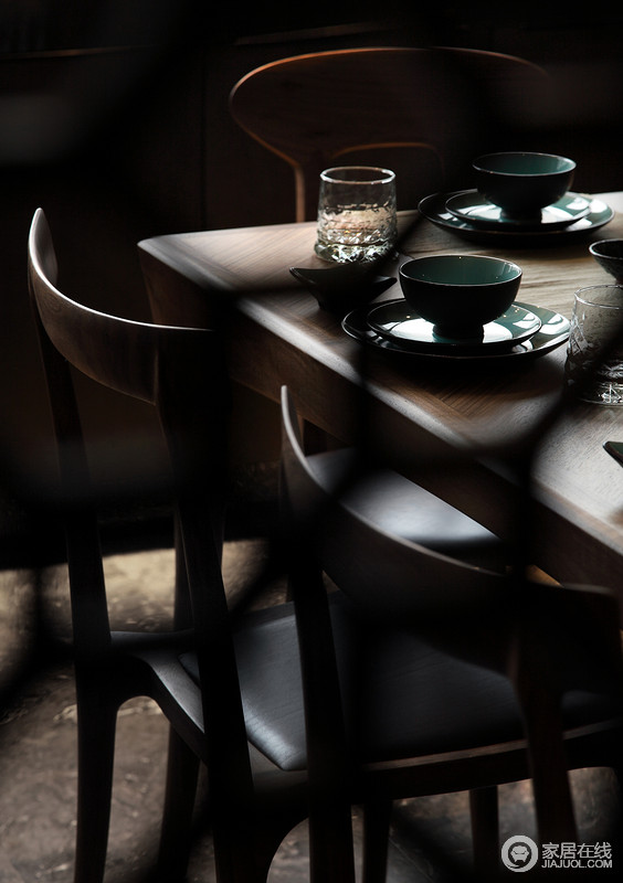 餐厅略显色调沉重，不管是灰色砖石的朴质，还是实木座椅，都让空间充满了乡村般的朴实；但是蓝色餐具和水晶玻璃杯让生活更为精致，凸显出一种简单却温馨般的氛围。