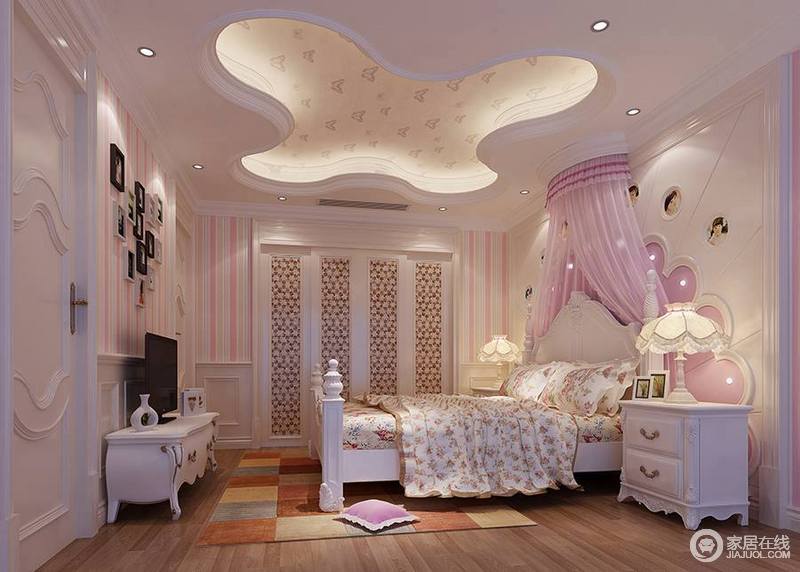 女孩房的吊顶以花式造型，构建光影灵动，粉色条纹壁纸与粉色床幔，让甜美的公主风更为浓烈；白色欧式家具巧妙地组合，满足日常生活的使用。
