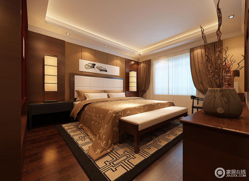 咖色与棕色氤氲出的温暖感，为卧室注入温馨舒适；床头墙面与床头在对称、呼应中，制造出层次；床品上优美的印花与地毯上古意纹饰，为空间点缀出繁复的美感。
