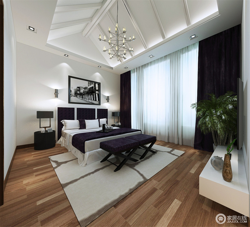 卧室以人字形吊顶和烛台吊灯来丰富空间的艺术形式，与木地板的平面感形成强烈的对比，平静中现立体；而黑白色调的家具组合强烈的对比中更加庄重，紫色床尾凳的沉郁令空间优雅。