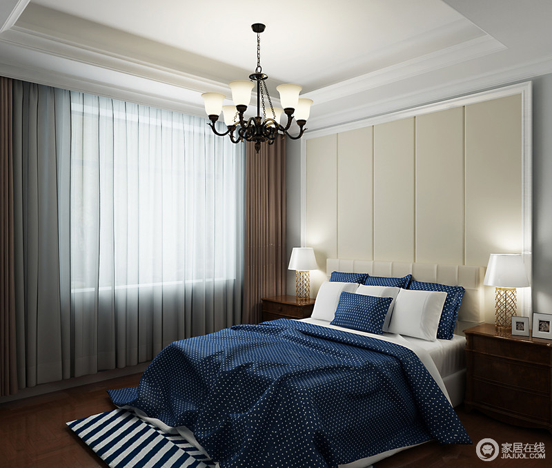 卧室里蓝白布艺色彩鲜明，波点与条纹的点缀赋予空间极强的时尚感，地毯与床头背景形成首尾呼应，制造层次；一盏复古吊灯，在现代感的空间里点缀出几分美式情调。