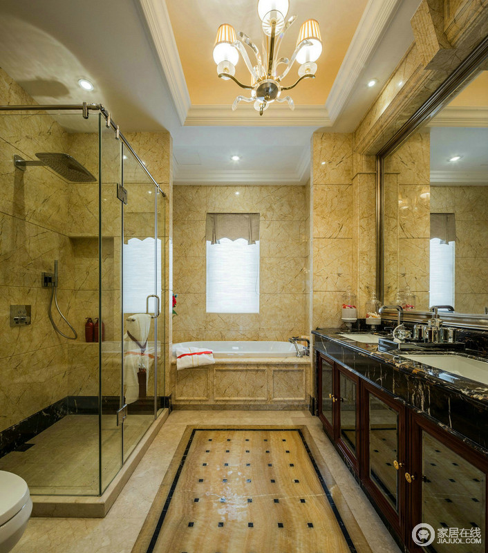 卫生间利用玻璃淋浴房就干湿分区，并借用欧式这风格的砖石表达年代感；淡黄色的砖石具有仿旧效果，与黑色盥洗台面构成对比，却让生活变得井然有序。