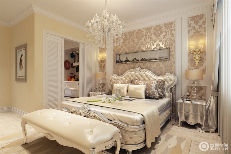 花朵壁纸搭配同色系花纹的抱枕，显得柔软细腻。欧式公主风格软床，在暖色调的色彩装饰中，透出温馨华贵之情。 搭配丝质床品，营造出柔美优雅的奢华氛围。