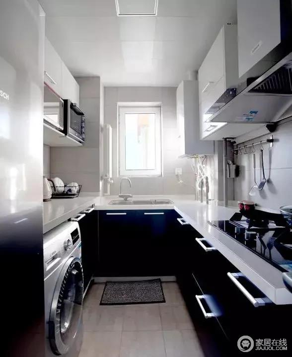 主人对厨房的收纳要求很高，为了达到最大程度的利用，将大部分电器设备做成嵌入式，U型厨房的布置增加不少收纳性能，让空间实用而规整。
