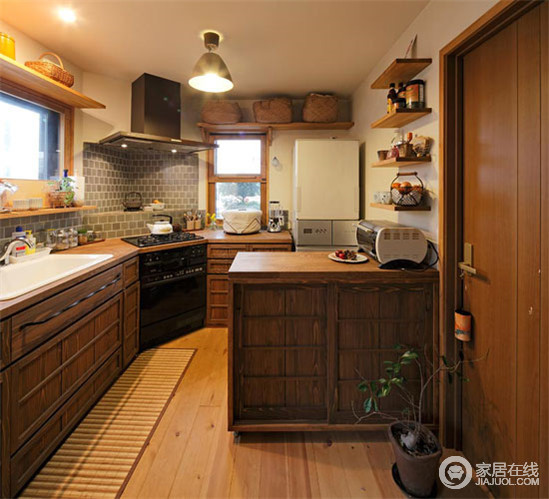 一进门便是开放式的小厨房，原木橱柜的纹路清晰可见，散发出古朴的气息。墙上收纳架节约空间的同时还可以装饰墙面。