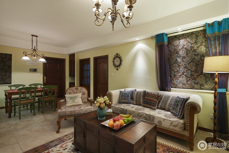 米黄色的乳胶漆可以突出客厅的温馨性，美式胡桃木家具的稳重与中性色系的家具营造温和，紫色窗帘带来色彩，让空间素中有雅调。
