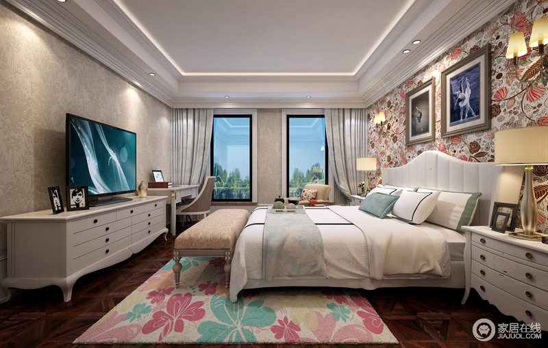 卧室中利用大量的色彩进行重组，花色壁纸明艳中绽放着静怡，与清新的地毯形成反差，却不约而同地将艺术魅力添置于空间中，令人居住者充满期待和新鲜。