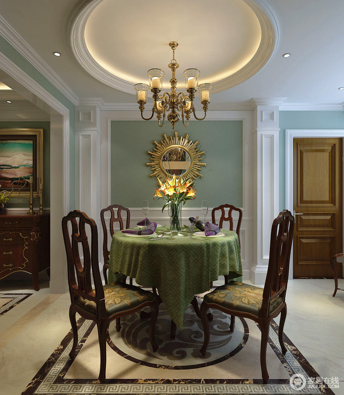 餐厅中采用绿色桌布和紫色餐巾渲染出尊贵且浪漫的氛围；金属镜子装饰添加着奢华，空间愈加靓丽。