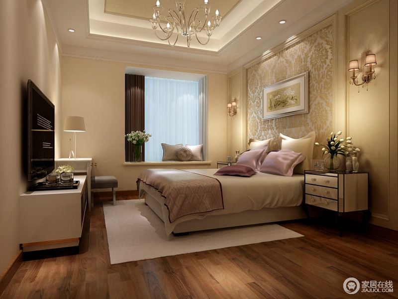 卧室以驼色为基底，在床头墙面上采用金色印花壁纸装饰，带来低奢的华丽感。白色床单上紫粉色的靠枕随意散落，带来一抹少女的活泼，空间散发出温和的暖意。