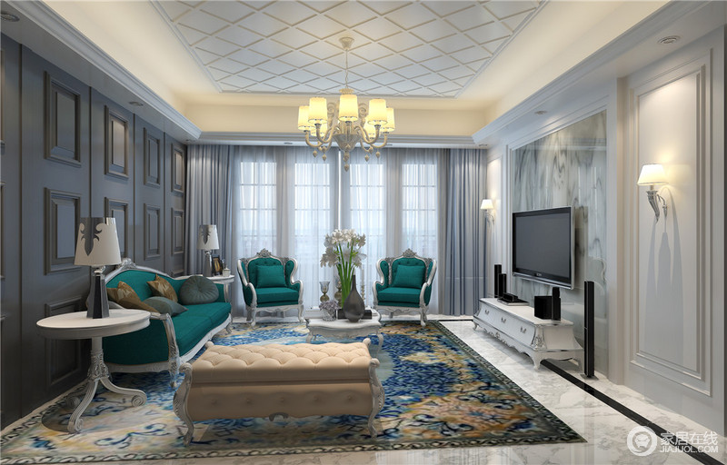 客厅运用了丰富的典线装饰，凹凸质感的墙板造型使空间的层次感丰满立体；颜色时尚鲜明的孔雀蓝沙发系列耀眼光华，在地毯的缤纷印花图案渲染下，愈发显得精致优雅。