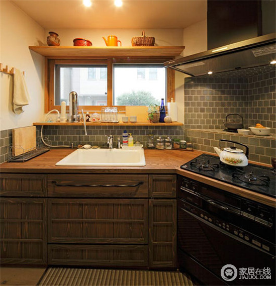 原木橱柜与白色洗水台、黑色质感炉灶并不违和，古朴中更能让人领略木质空间的温实。