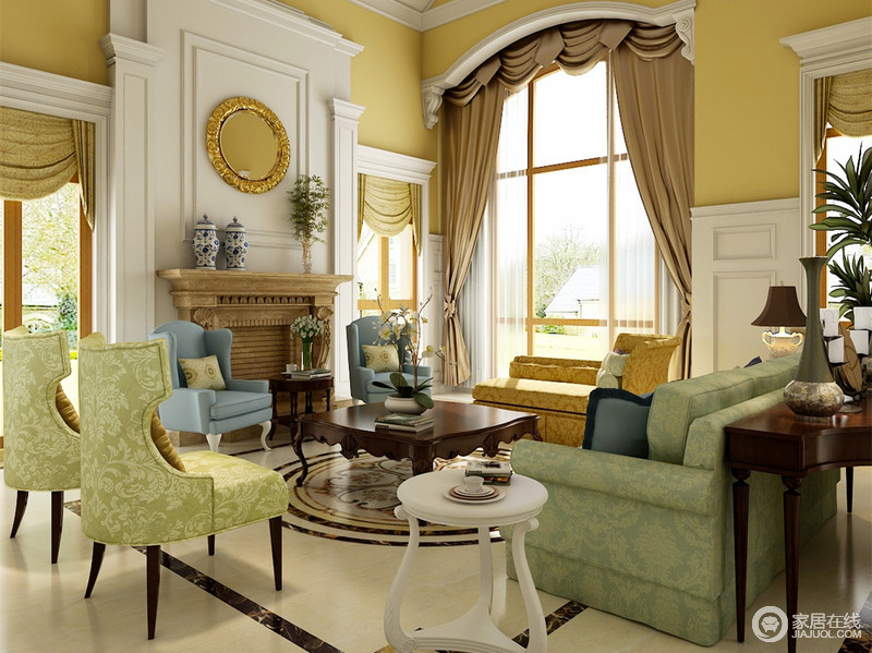 黄白墙面造就了明亮地空间基底，土黄色壁炉是业主的典藏，就像两个青花瓷罐一样宝贵；淡蓝色扶手椅成对与绿色花纹对坐交谈，和谐极了。