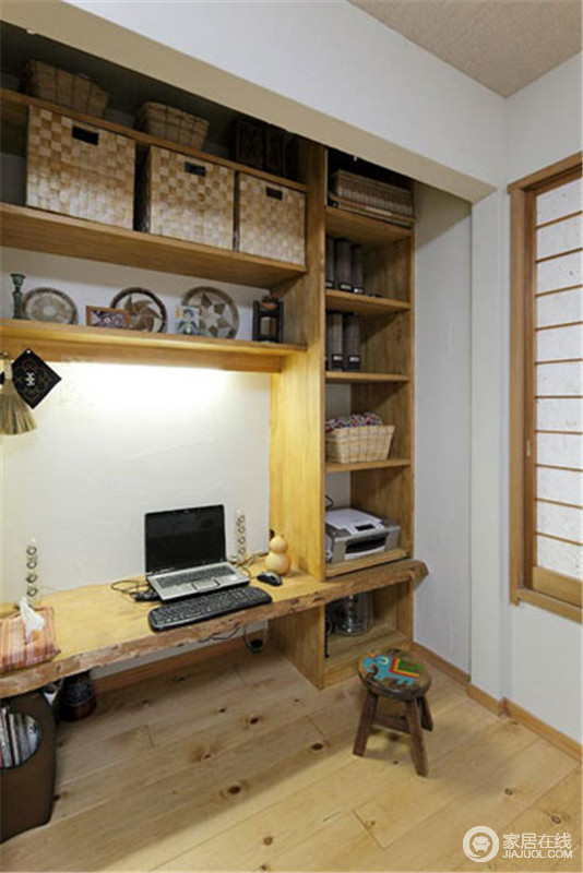 大收纳柜和书桌连为一体，放在客厅的角落处，营造一个安静的环境，也体现了日式风格的自然化。