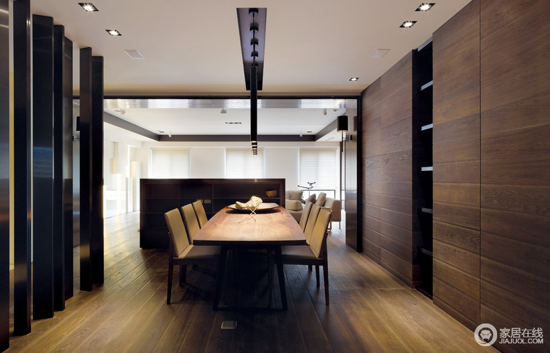 客厅与餐厅通过收纳柜区分，既具有空间的功能属性，同时，又不失开放互动性；现代的家具设计得格外简练，满足日常使用之外，让家更为得体。
