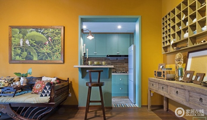 厨房增加了吧台，蓝色调的厨房透过门，将色彩进行互动，令空间尤为动人。