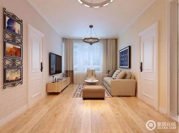 客厅中的电视和沙发墙的黑白对称出几何之美，让原本米色和灰色调的墙面多了变化；实木家具和布艺沙发组合，简单又好看，原木地板衬托更多了清爽自然。
