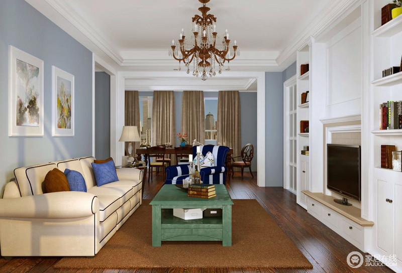 客厅的立面以灰紫色来糅合白色书柜的苍白，欧式复古的吊灯增加了空间的底蕴；美式皮质淡色沙发舒适感极佳，在大地色地毯的衬托中多了乡村的朴实，而绿色实木茶几将田园的青色绽放，略显特别。