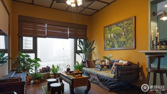 通过颜色的对比搭配，降低了柚木色家具的厚重感；黄色的立面与东南亚风的家具混搭出独特的地域特色，大量的绿植点缀更显得清新。