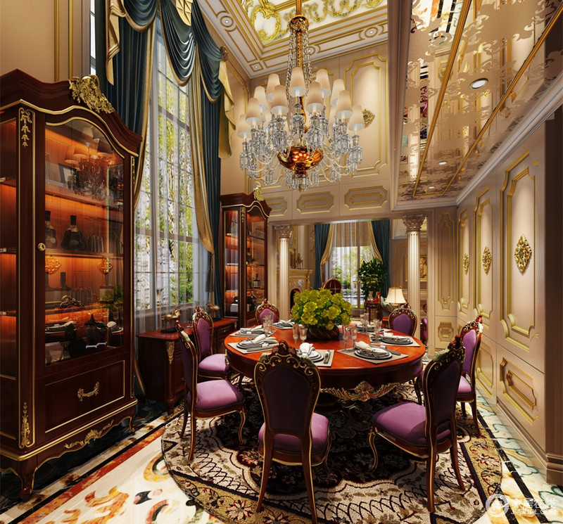 双层挑高的餐厅里，充满了锦簇华美的西方格调，繁复的镶金雕花营造出无以复加的瑰丽空间。大落地窗带来充足的光线，混搭着水晶灯的光芒，映照在神秘高贵的紫色餐椅上，充满了皇家的尊贵。