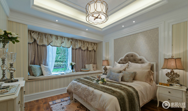 飘窗的设计增加了空间的利用率，也提升了休闲的方式，各式优雅而憨态的家具塑造出温馨的卧室。