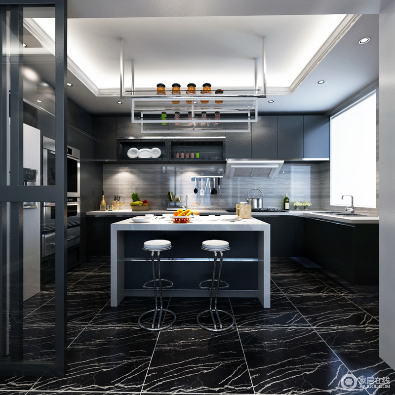 厨房有节奏、有层次地将黑白之色进行区分，浓墨淡色地打造了一个现代科技感的空间；黑色橱柜与地面色彩一致，而台面和岛台却使用白色来点缀，悬挂铁架工业感强劲，黑白之间更显质感。